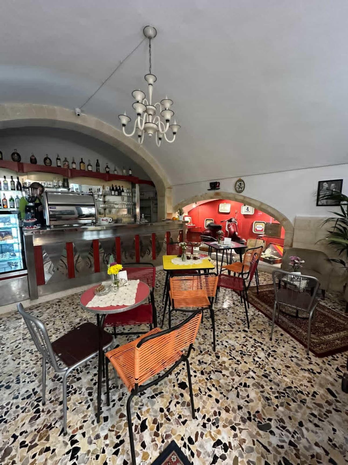 La sala di Bar Adagio con volte in pietra