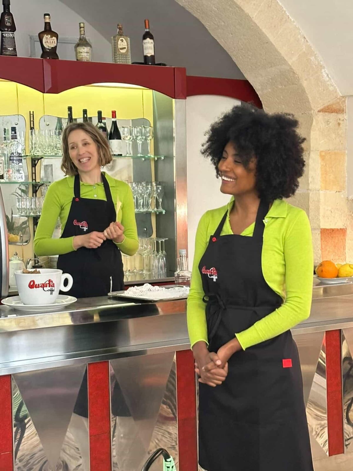 Il team di Bar Adagio dietro al bancone